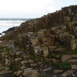Perfette piastrelle, di una forma particolarmente regolare che pare plasmata dall’uomo, protendono sulle quarantamila colonne di basalto della Giant’s Causeway.